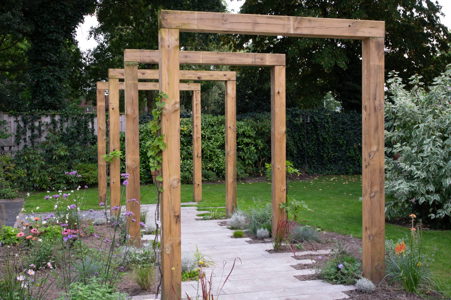 Natuurlijke tuin met pergola