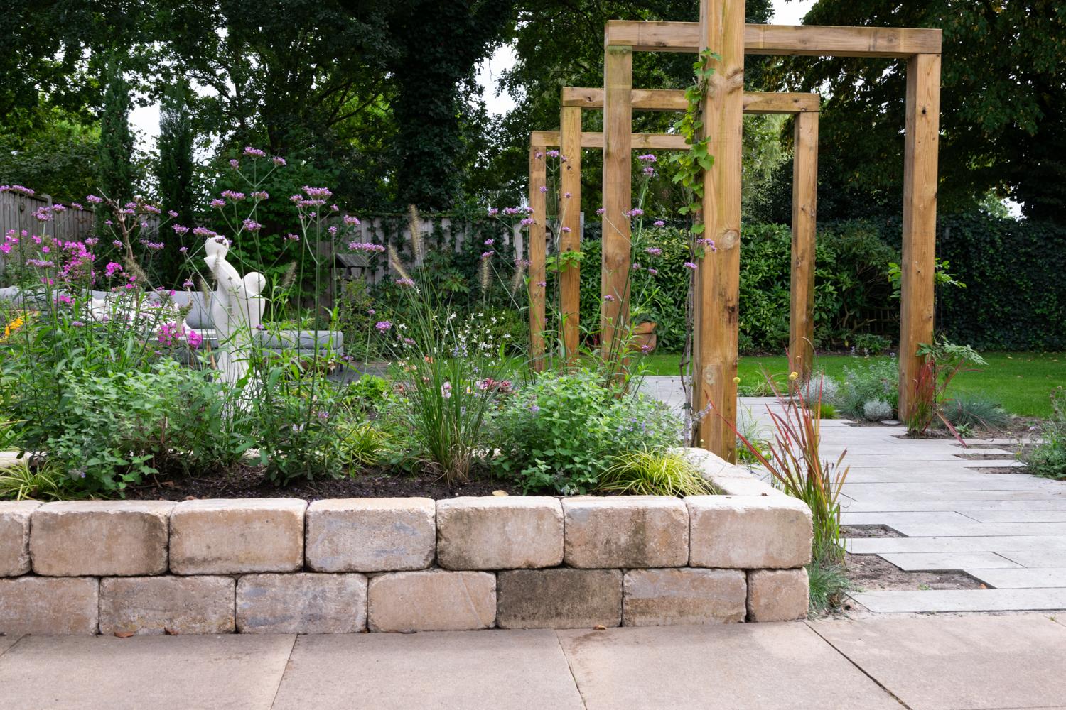 Pergola en border in een natuurlijke tuin