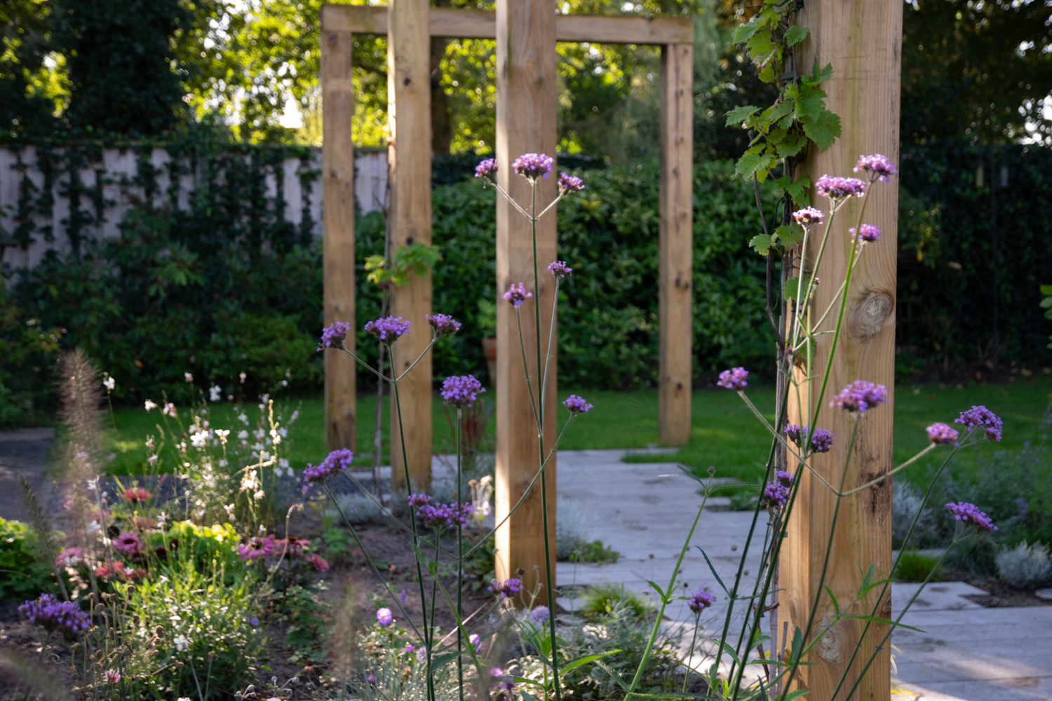 Natuurlijke tuin met pergola